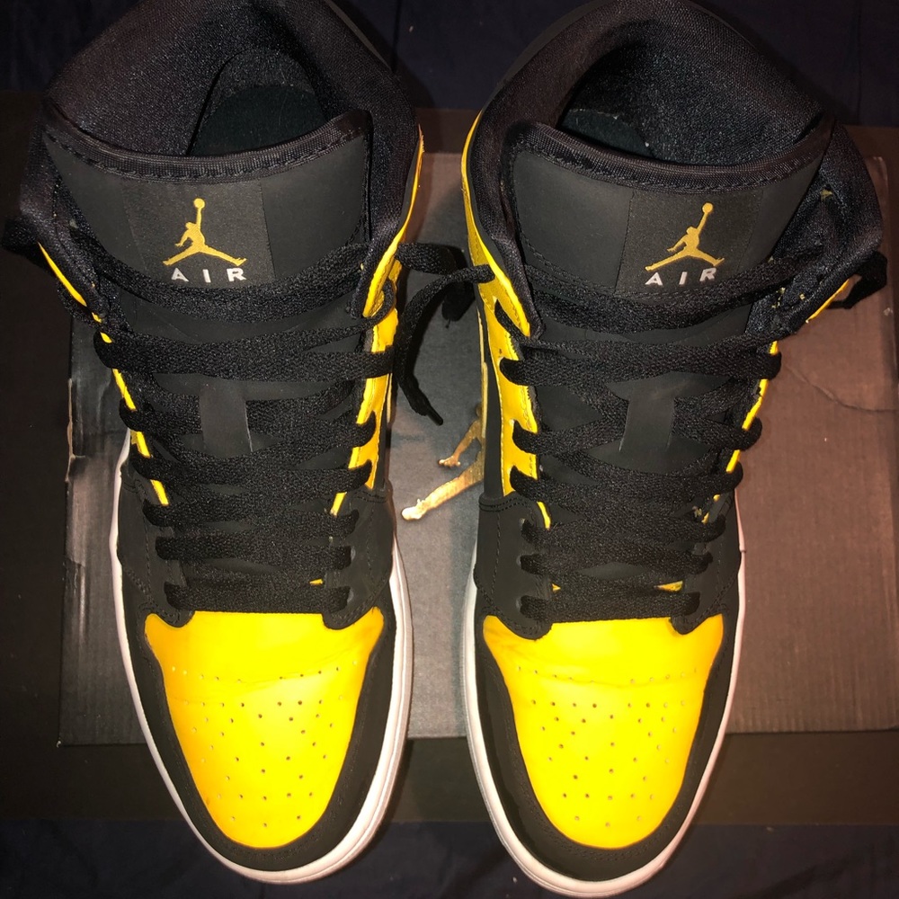 Jordan 1 mid black and yellow 8/10 condition